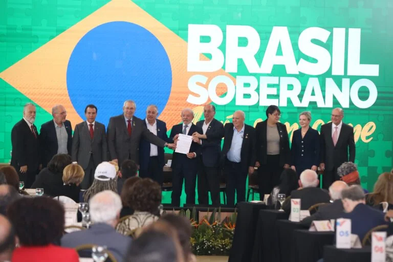 Centrais entregam propostas a Lula em defesa da soberania, empregos e da indústria nacional